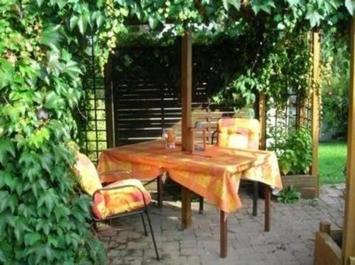 奧爾珀的住宿－Gemütliche Ferienwohnung in Eichhagen mit Grill, Terrasse und Garten，花园里的一张木桌和椅子