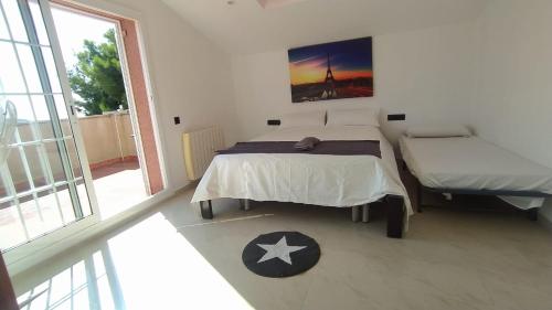 una camera con un letto e una grande finestra di Villa Zen a El Vendrell