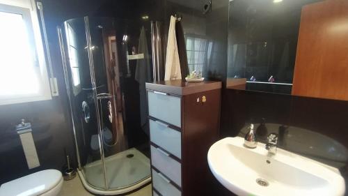 bagno con lavandino, doccia e servizi igienici di Villa Zen a El Vendrell