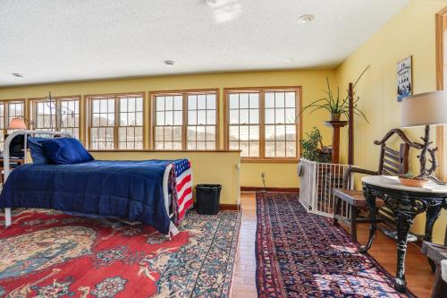 un dormitorio con una cama y una alfombra en Waterfront Forest Lake Studio with Shared Dock!, en Forest Lake