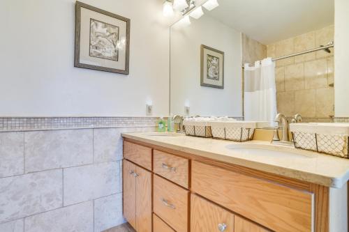 Un baño con lavabo y ducha en Waterfront Forest Lake Studio with Shared Dock!, en Forest Lake