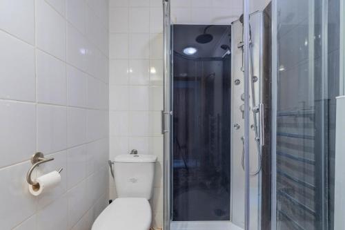 bagno bianco con doccia e servizi igienici di 2 bedroom courtyard house typical of Old Lille a Lille