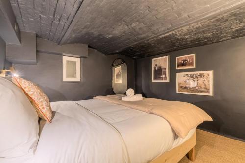 una camera con un grande letto di 2 bedroom courtyard house typical of Old Lille a Lille