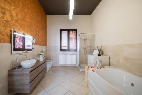 y baño con bañera, lavamanos y bañera. en Relax House, en Squinzano