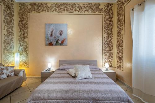 1 dormitorio con 1 cama y 1 sofá en Relax House, en Squinzano