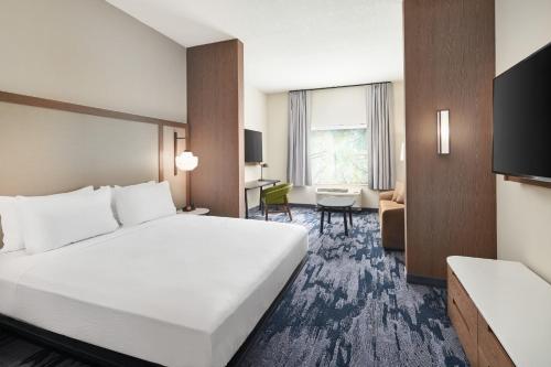 um quarto de hotel com uma cama e uma secretária em Fairfield by Marriott Inn & Suites Orlando at Millenia em Orlando