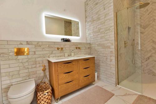 ein Bad mit einem WC, einem Waschbecken und einer Dusche in der Unterkunft Finest Retreats - Portland House in Exmouth