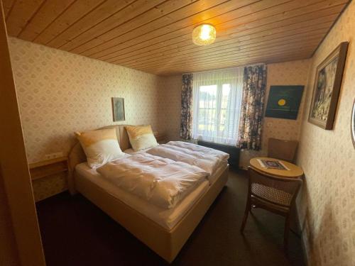 - une petite chambre avec un lit et une table dans l'établissement Haus Rosa, à Sankt Johann