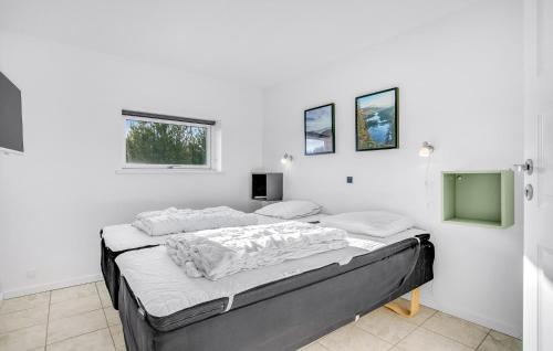 מיטה או מיטות בחדר ב-Amazing Home In Jerup With Wifi