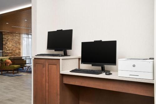 Телевизор и/или развлекательный центр в Fairfield by Marriott Inn & Suites Orlando at Millenia