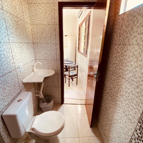 La salle de bains est pourvue de toilettes et d'un lavabo. dans l'établissement Hostel e vida, à Pipa