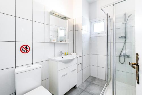 Ayia Napa Central Apartment by Ezoria Villas في أيا نابا: حمام ابيض مع مرحاض ومغسلة