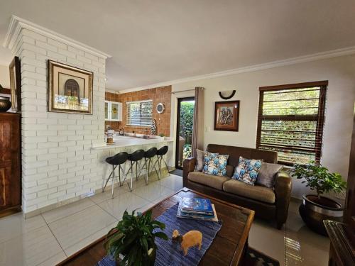 A seating area at Jasmine Guest Cottage