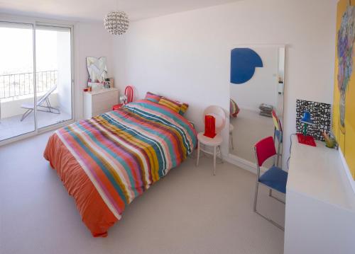 Ein Bett oder Betten in einem Zimmer der Unterkunft Panoramic view of Marseille for two