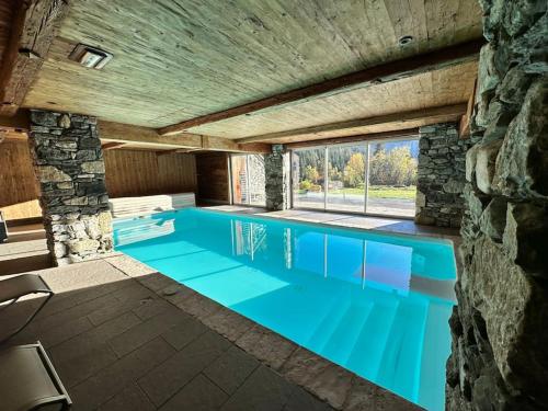 - une piscine intérieure d'eau bleue dans l'établissement Spacieux Chalet 19pers, Piscine, Jacuzzi, Sauna & Salle de Jeux, à Champagny-en-Vanoise