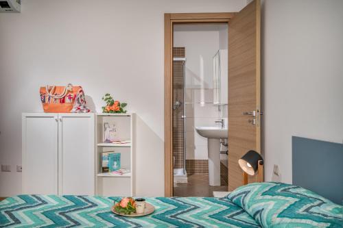 een slaapkamer met een bed met een bord eten erop bij Appartamento Mare Blu a pochi passi dal mare in Balestrate
