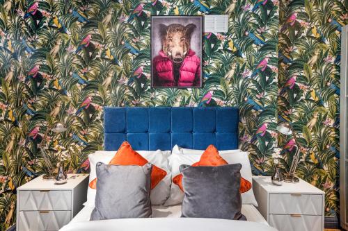una camera con un letto e una parete con carta da parati di Newly Renovated Flat in London w/FREE Parking a Hendon