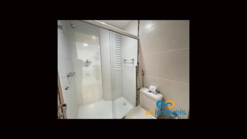 卡达斯诺瓦斯Riviera 1 Quarto的带淋浴和卫生间的白色浴室