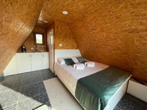 - une chambre avec un lit dans un mur en bois dans l'établissement La Nuci, 