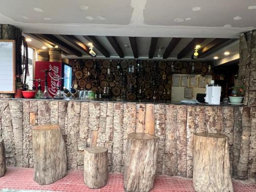 bar z drewnianymi pniami w pokoju w obiekcie Hotel View Salleri w Katmandu