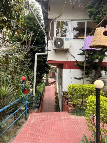 een gebouw met een luidspreker aan de zijkant bij Hotel View Salleri in Kathmandu