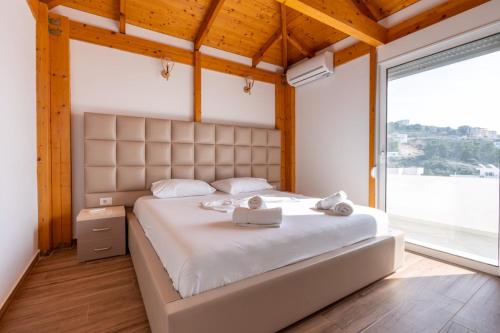 Ένα ή περισσότερα κρεβάτια σε δωμάτιο στο Klajdi Apartaments