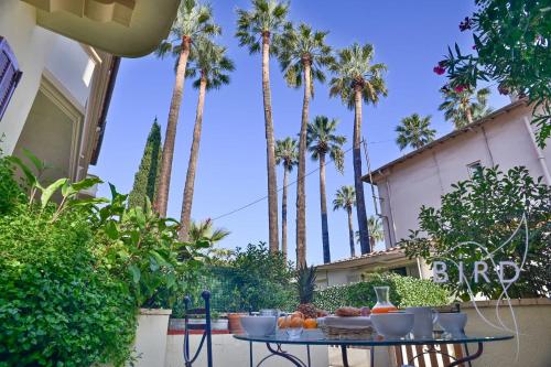 - une table avec des fruits devant les palmiers dans l'établissement heart of Golfe-Juan ideal for those without car, à Vallauris
