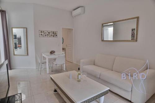 un salon avec un canapé et une table dans l'établissement heart of Golfe-Juan ideal for those without car, à Vallauris