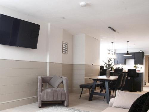 TV a/nebo společenská místnost v ubytování Apartment 1 Old Conservative Club in Historic - Town Pass the Keys