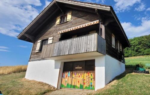 ein Haus mit bunten Türen an der Seite in der Unterkunft Staufenhof - b48543 in Maisprach