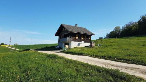ein kleines Haus auf einem Hügel neben einer Straße in der Unterkunft Staufenhof - b48543 in Maisprach