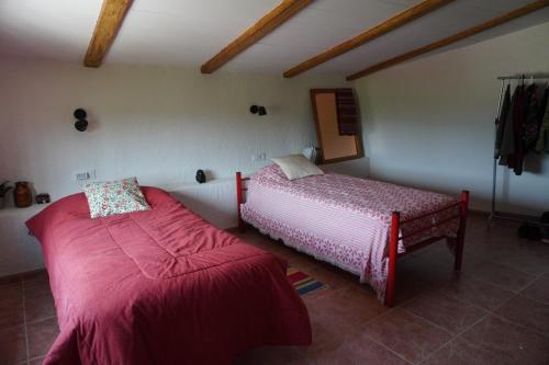 um quarto com duas camas num quarto em Casa Trujala em Segura de la Sierra