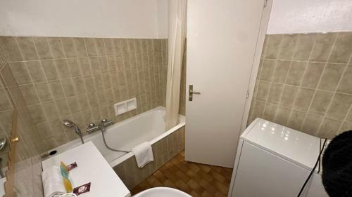 une salle de bain avec une baignoire, des toilettes et un lavabo dans l'établissement A050-Studio avec jardin prive Cannes pres de la plage, à Cannes