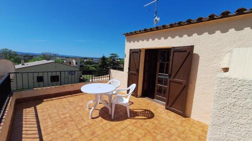 een patio met een tafel en 2 stoelen op een balkon bij Bell Racó 33 in L'Estartit