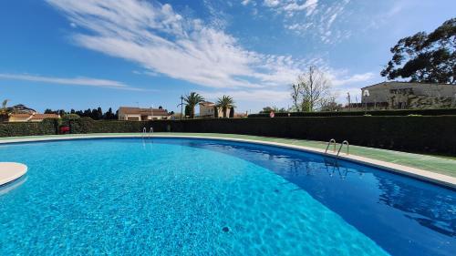 een groot blauw zwembad voor een huis bij Bell Racó 33 in L'Estartit