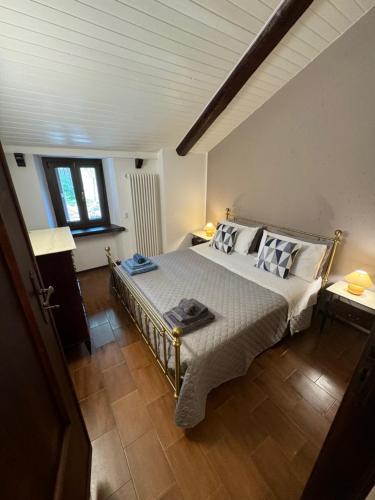 um quarto com uma cama grande num quarto em La vecchia Cascina Rossa em Fubine