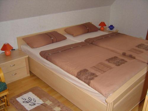 una camera con 2 letti con cuscini e un tavolo di Ferienwohnung in Domsühl a Domsühl