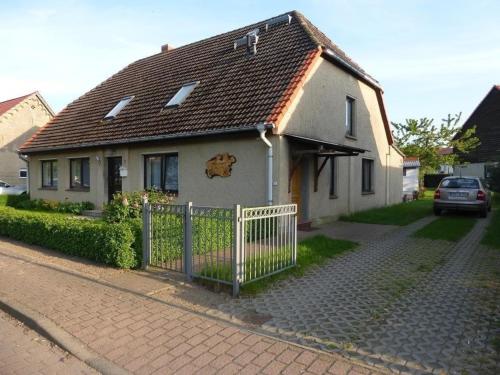 una piccola casa bianca con tetto marrone di Ferienwohnung in Domsühl a Domsühl