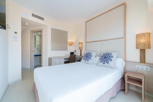 Ένα ή περισσότερα κρεβάτια σε δωμάτιο στο Caprice Janeiro Hotel & Spa