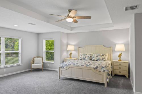 Un dormitorio con una cama y un ventilador de techo. en Eastwood | Palm Coast, en Palm Coast