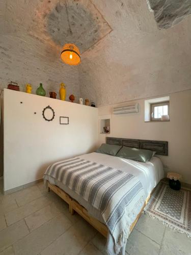 een slaapkamer met een groot bed in een kamer bij La Mia Lamia in Cisternino