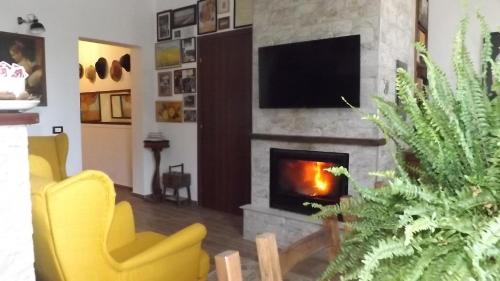 Una televisión o centro de entretenimiento en BeB Nonno Baffo