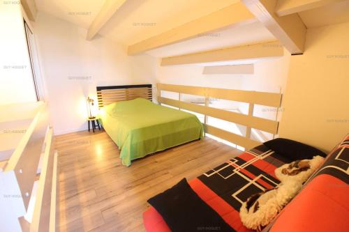 - une chambre avec un lit vert dans l'établissement SUPERBE appartement T3 avec extérieur à 50m de la mer, à Saint Pierre La Mer