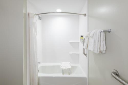baño blanco con ducha y lavamanos en Holiday Inn Express & Suites St George North - Zion, an IHG Hotel en Washington
