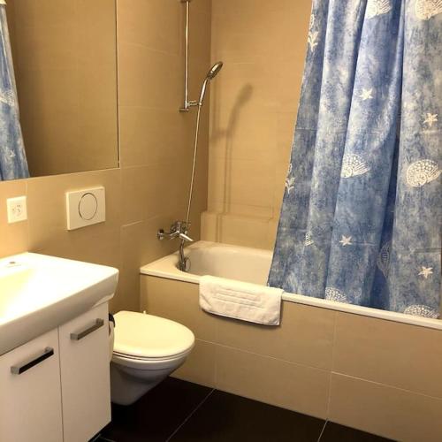 Foto Nice 1BR flat - city center with balcony - West3 3