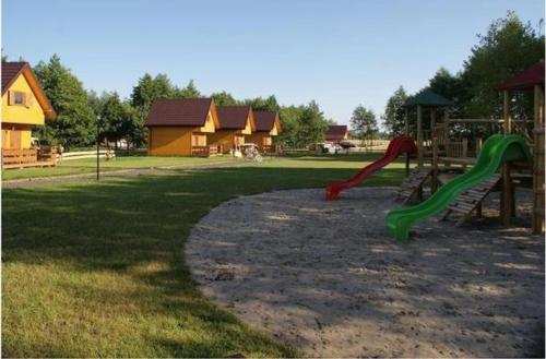 um parque infantil com escorrega num parque em Nettes Appartement in Glenwko mit Terrasse, Garten und Grill em Gleźnowo