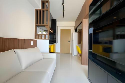- un salon avec un canapé blanc et une télévision dans l'établissement House Barra 603 · Novíssimo apt Vista Mar na Barra, à Salvador