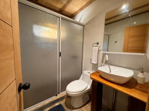 Ένα μπάνιο στο Cabañas con tinajas calientes en Parque Guaiquivilo