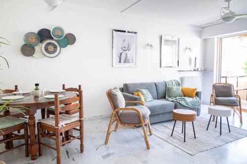 un salon avec un canapé et une table dans l'établissement Rue d'Antibes Cannes Bright apartment with terrace, à Cannes