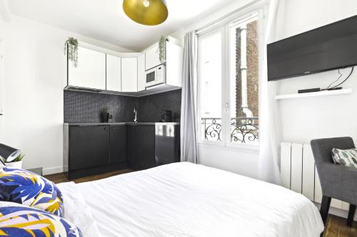 Lovely top floor studio near Montmartre